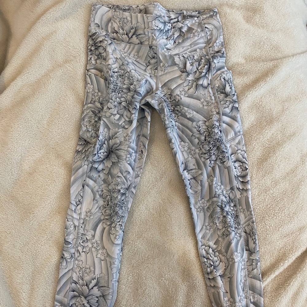 Lululemon leggings floral pattern gray/white 6